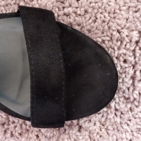 The So Me shoes are black and goes with anything and the size is a 6. - Picture 5 of 6